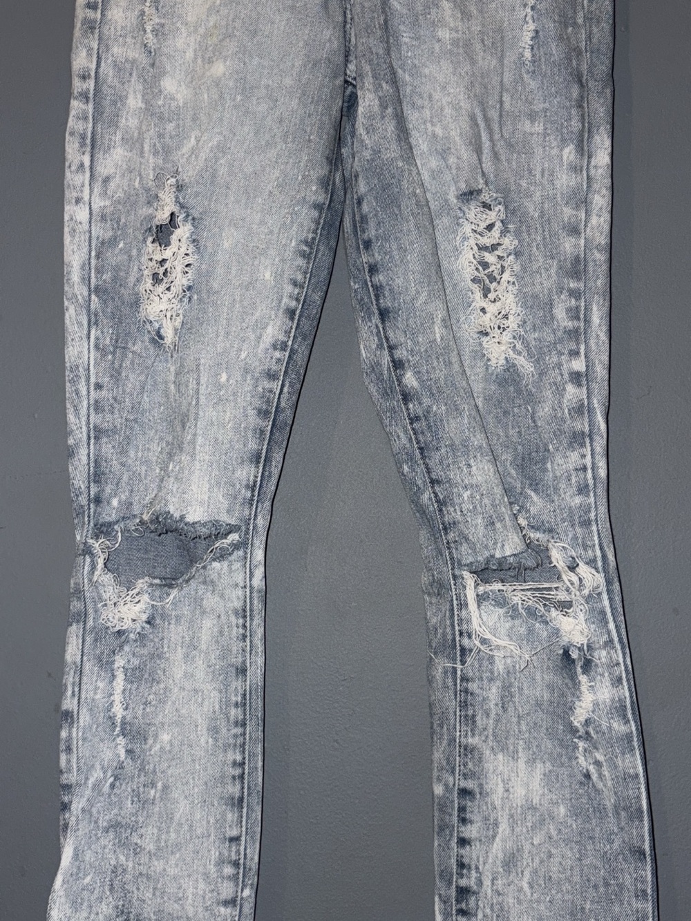 Refuge light wash ripped jeans